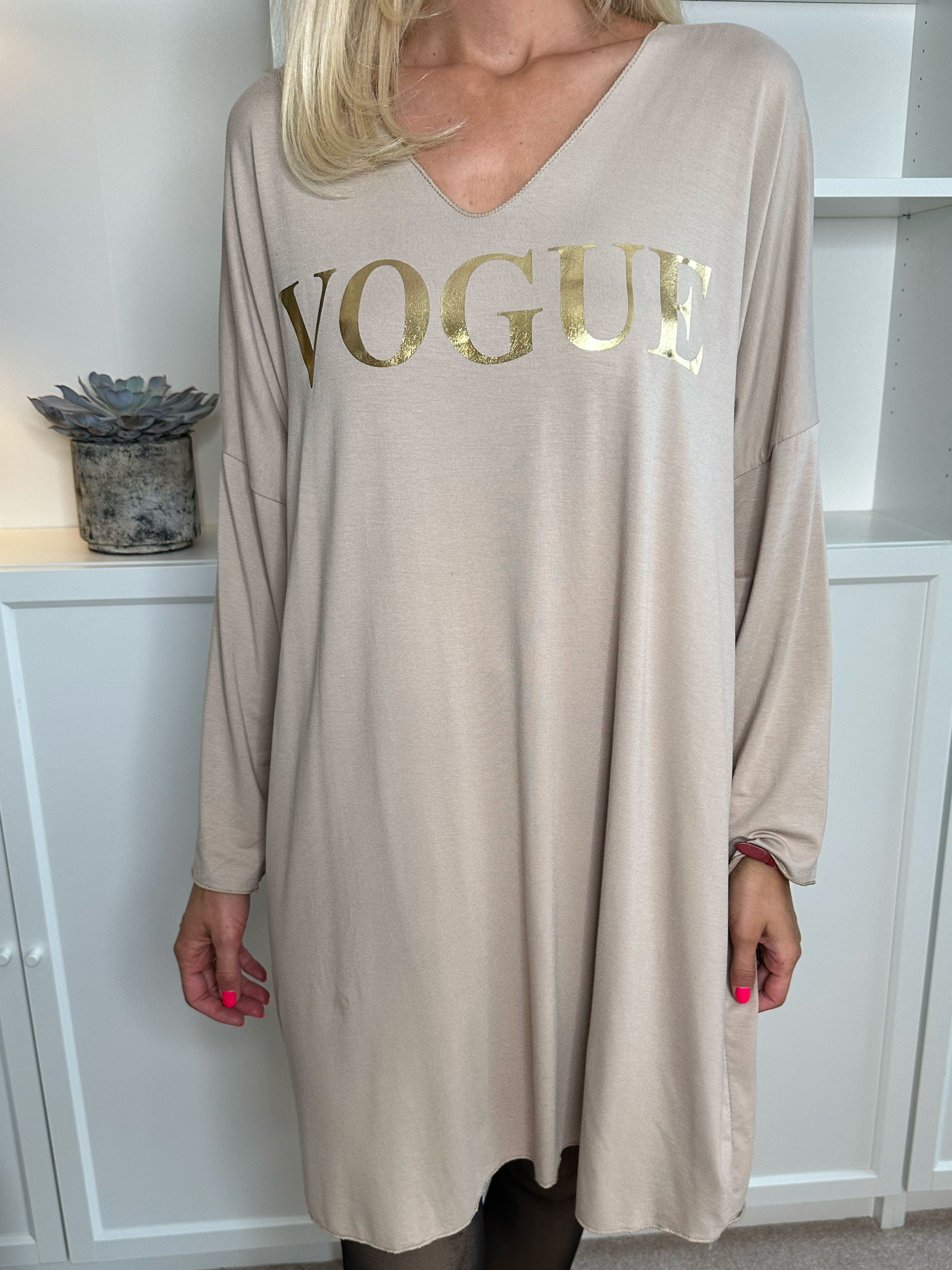 Vogue Long Sleeve - Långärmad klänning i viskos med guldskrift